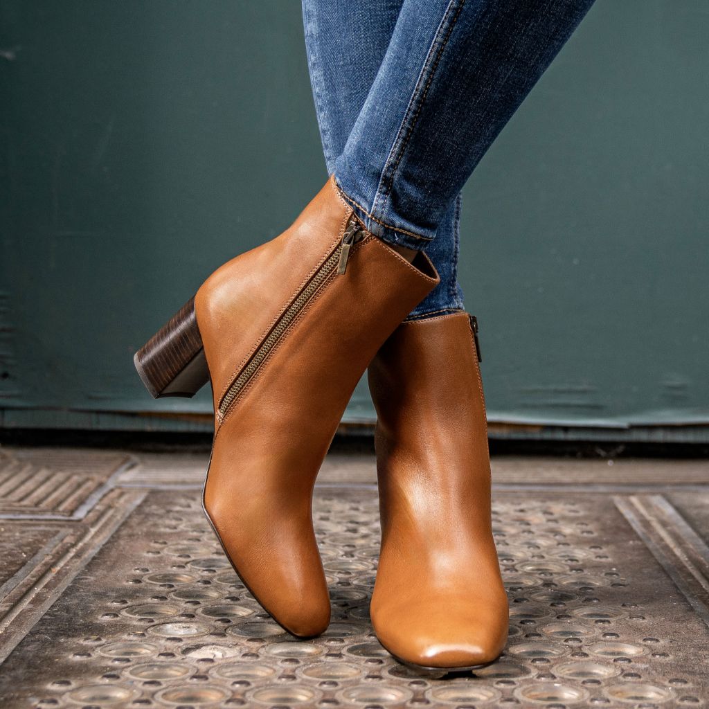 Cushioned Leather Insole & Ergonomic Arch Support Construction Detail