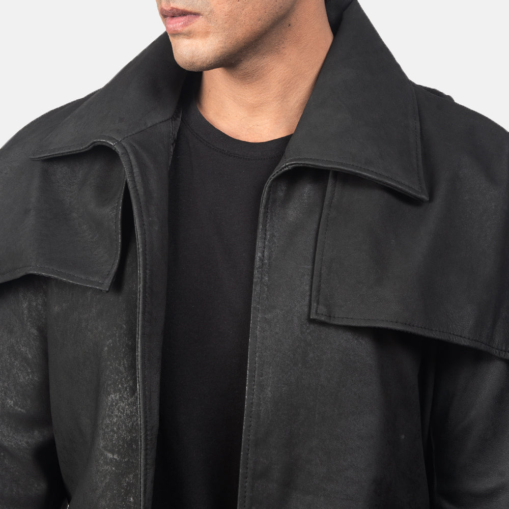 Close-Up Detail of Classic Collar &amp; Heavy-Duty Zipper Hardware on Men's Classic Distressed Black Leather Duster